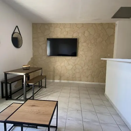 Dans A 600m De La Apartment *